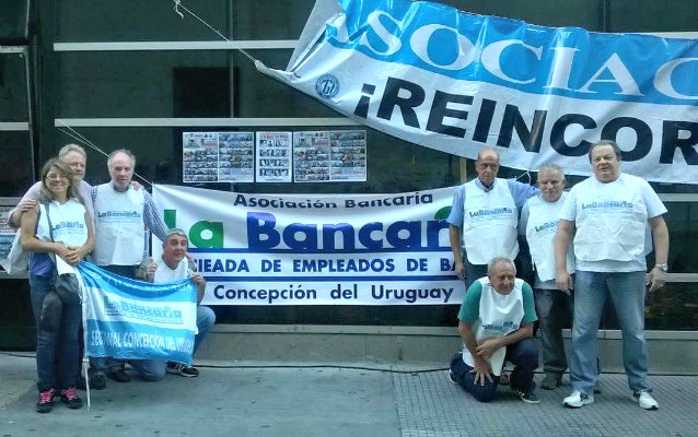 Bancarios uruguayenses presentes en la carpa contra los despidos en el Central