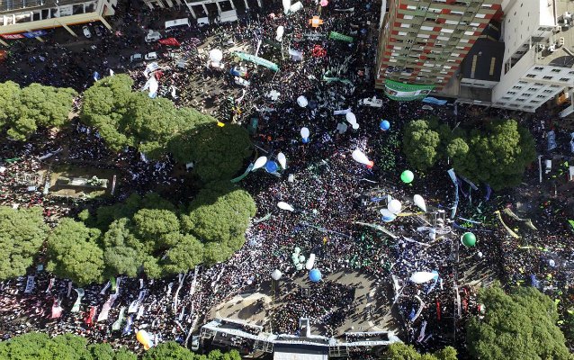 Unos 350 mil trabajadores marcharon contra los despidos de Macri