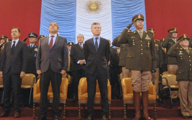 Macri, por decreto, quitó el control civil sobre los militares que había puesto Alfonsín en el 84