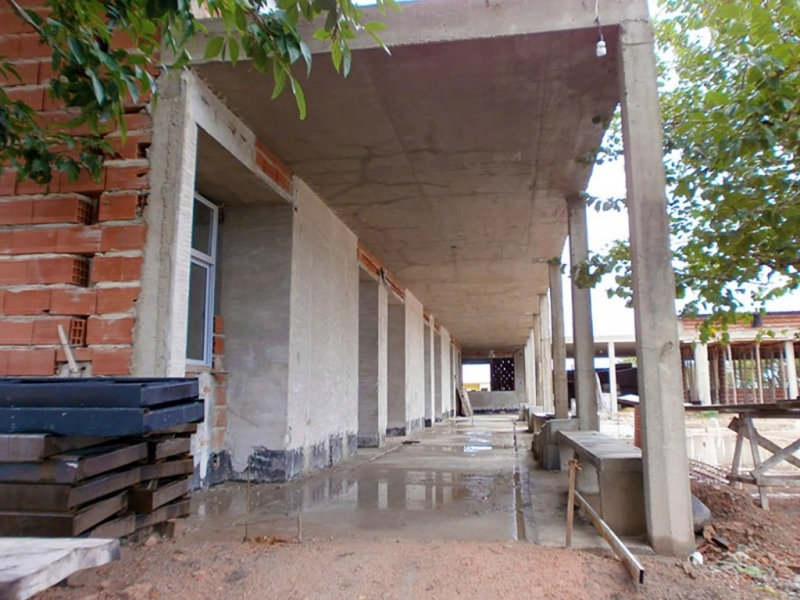 Continúa la construcción de dos escuelas en Villa Las Lomas 