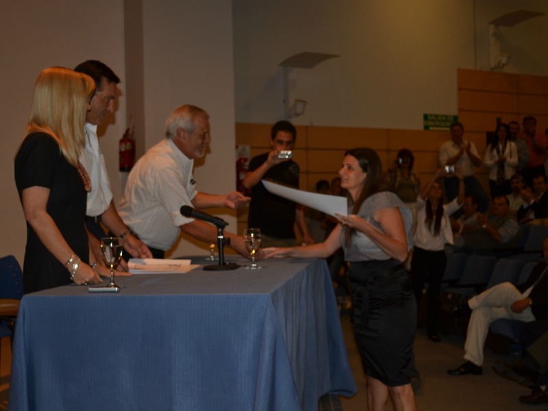 Belén Sastre recibe su diploma de las manos de Tomás Rojas - Imagen: Babel, Clara Chauvin