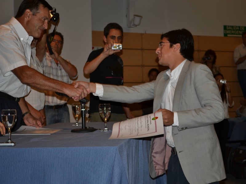 Leonardo Blanc saluda a Dieci luego de recibir su diploma - Imagen: Babel, Clara Chauvin