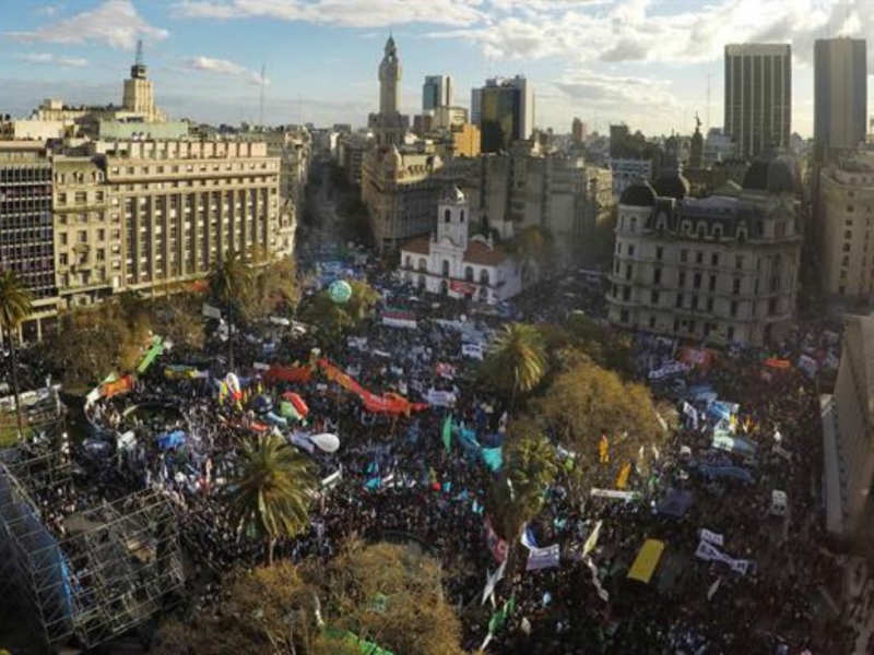 Más de 250 mil personas cerraron la Marcha Federal contra el ajuste y los despidos de Macri