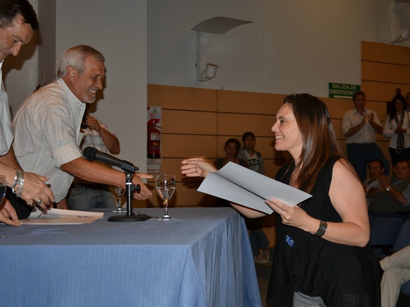 El juez Rojas le entrega el diploma a Diana De Zan - Imagen: Babel, Clara Chauvin