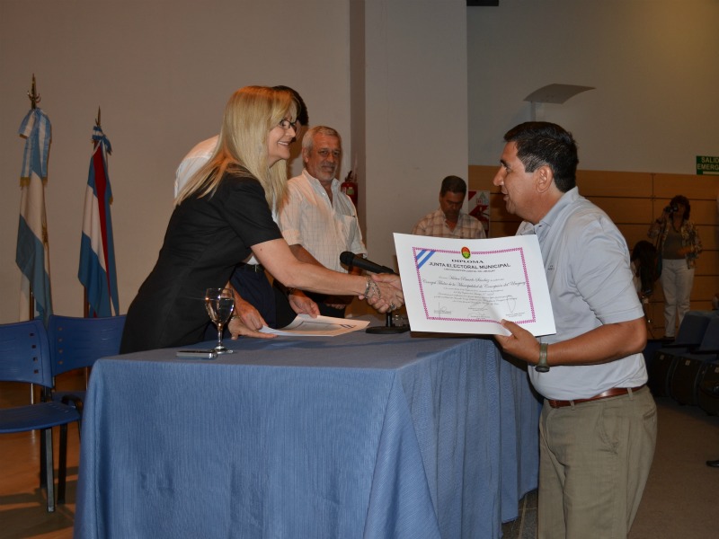 Ricardo Sánchez saluda a Charreun luego de recicir su diploma - Imagen: Babel, Clara Chauvin