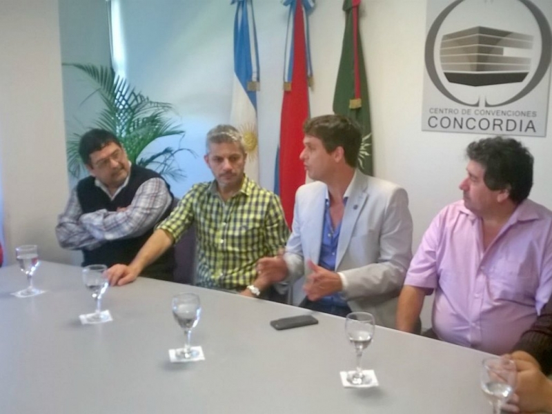 Barberán llevó a los secretarios municipales a Concordia y recibió la visita de Cresto