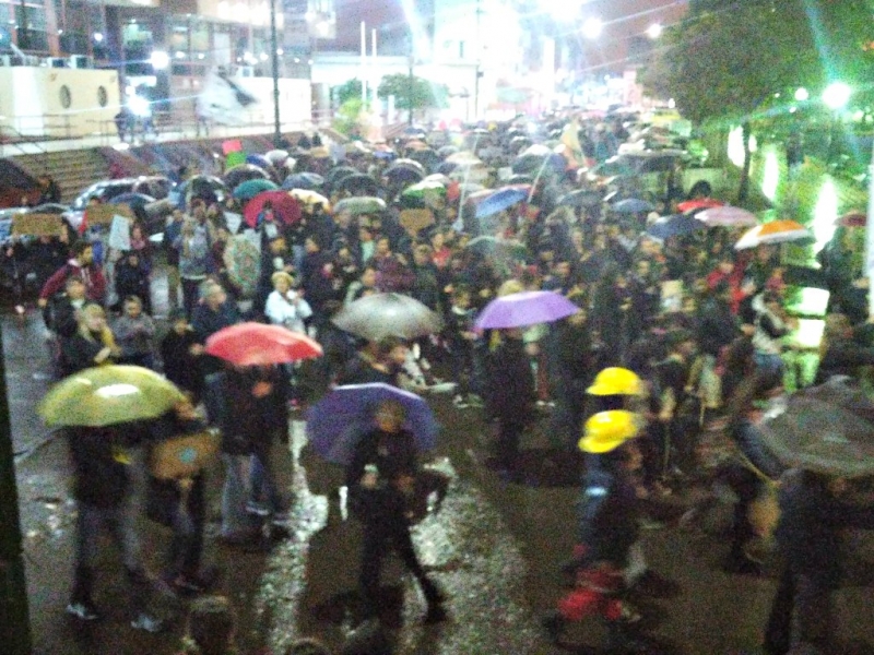 Bajo cientos de paraguas, los uruguayenses exigieron el fin de la violencia contra las mujeres