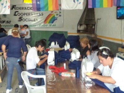 Cooperativas confeccionaron 150 frazadas en su propio taller textil
