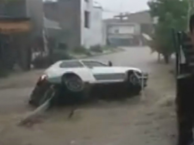 El auto fue arrastrado por la lluvia, la vecina pudo salir a tiempo: el relato