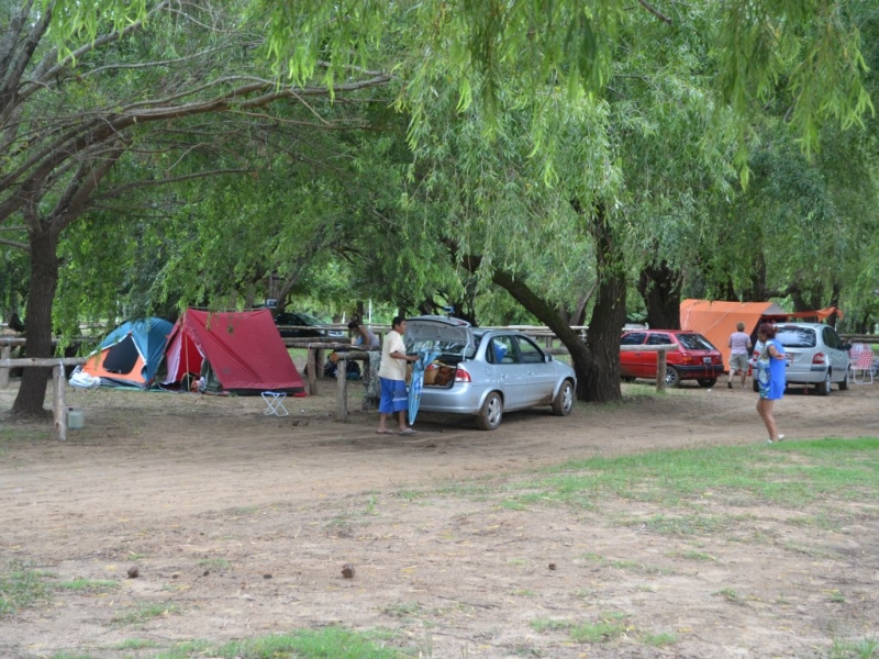 Comenzaron a llegar las primeras carpas al camping en Banco Pelay