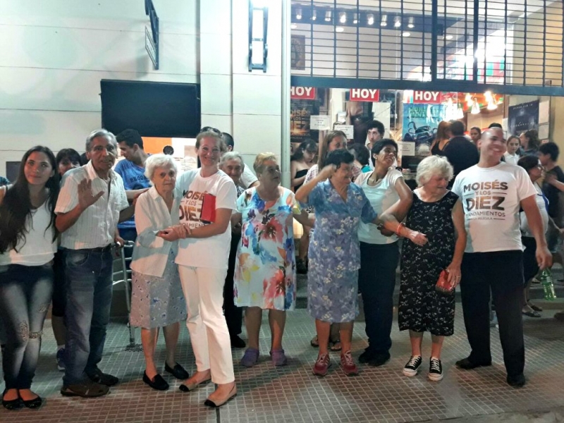 Abuelos del geriátrico realizaron una salida cultural al cine