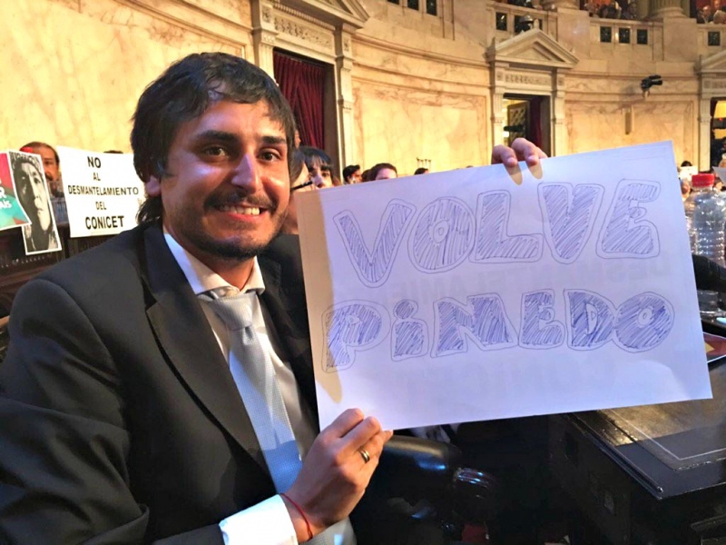 Huss en los medios nacionales por su cartel frente a Macri: “Volvé Pinedo”