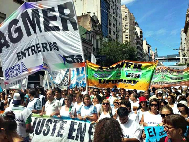 Uruguayenses en la marcha docente contra Cambiemos por no cumplir con la ley de Financiamiento