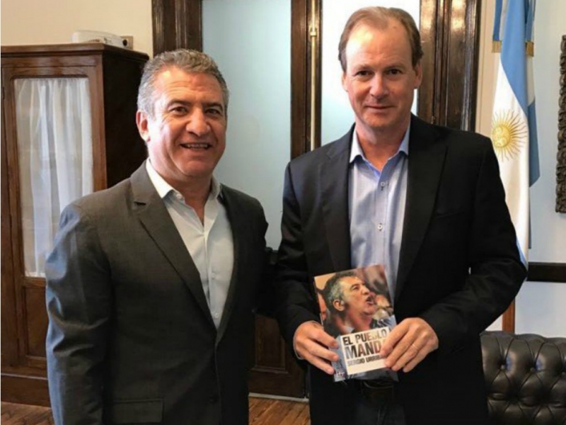 Urribarri le llevó a Bordet la primera copia de su libro