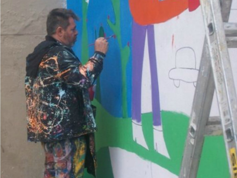 Pintor avanza con mural para concientizar sobre el autismo